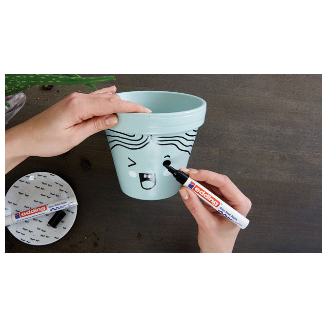 Permanentni lakirni marker 2-4mm edding 750 črn