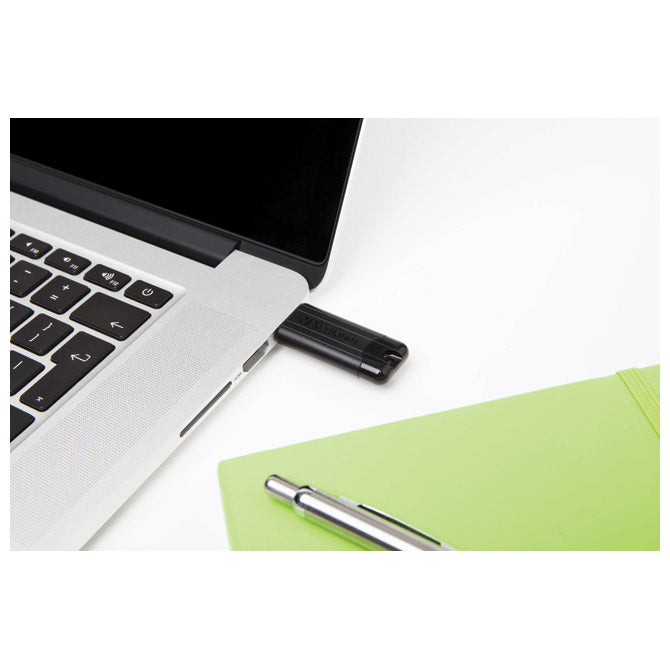 SPOMIN USB 16GB 3.0 PINSTRIPE VERBATIM 49316 ČRNA BLISTER
