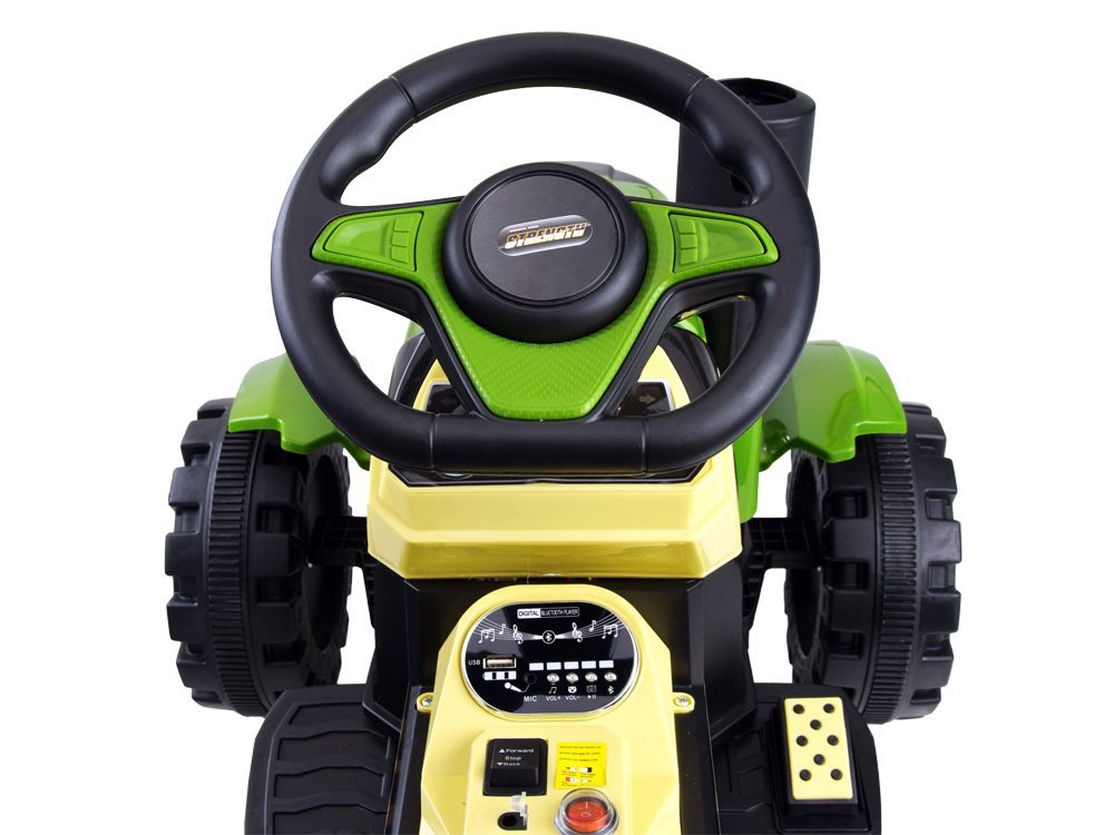 Zeleni traktor s prikolicom AKU