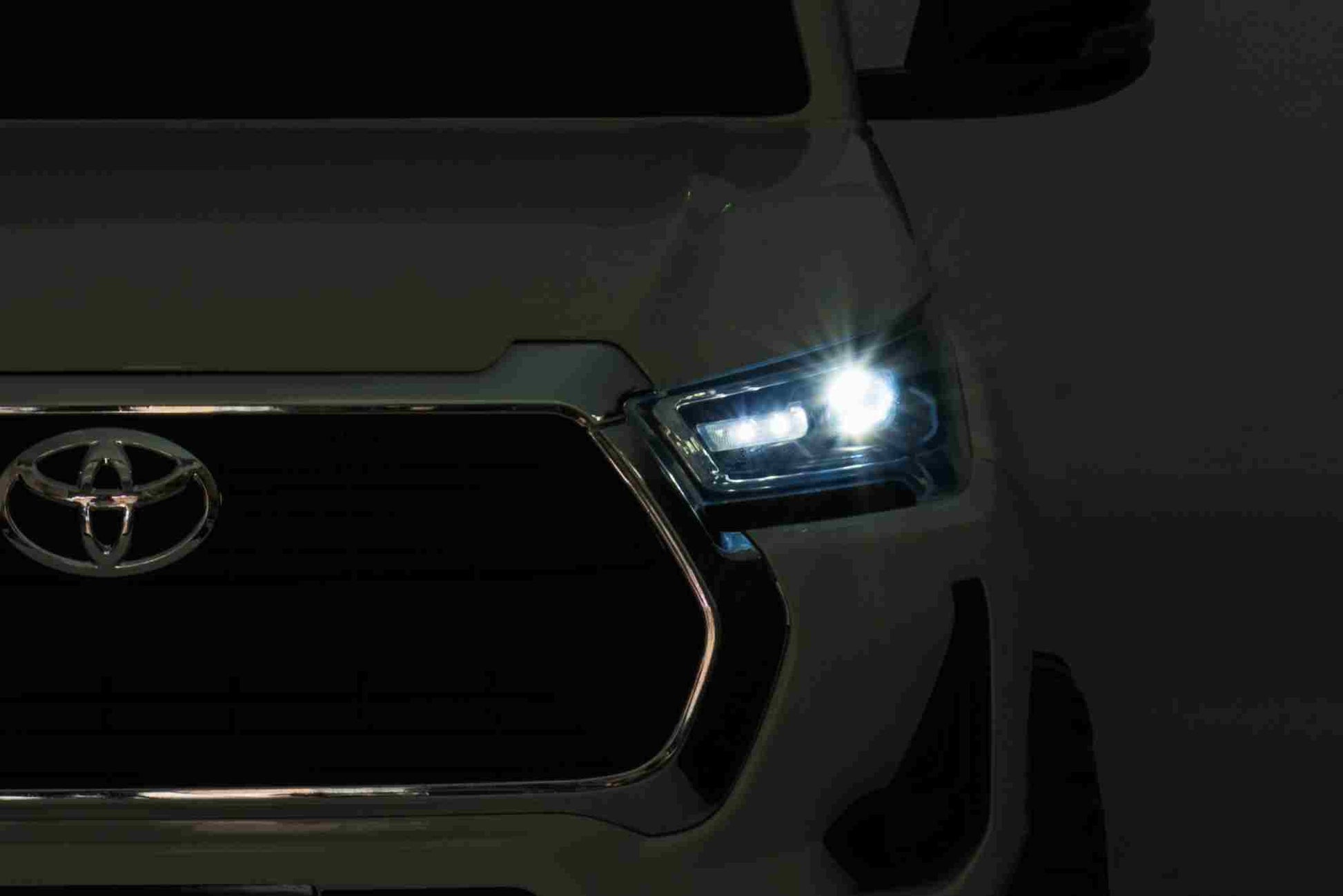 Licencirani auto na akumulator Toyota Hilux 4x4 - bijeli