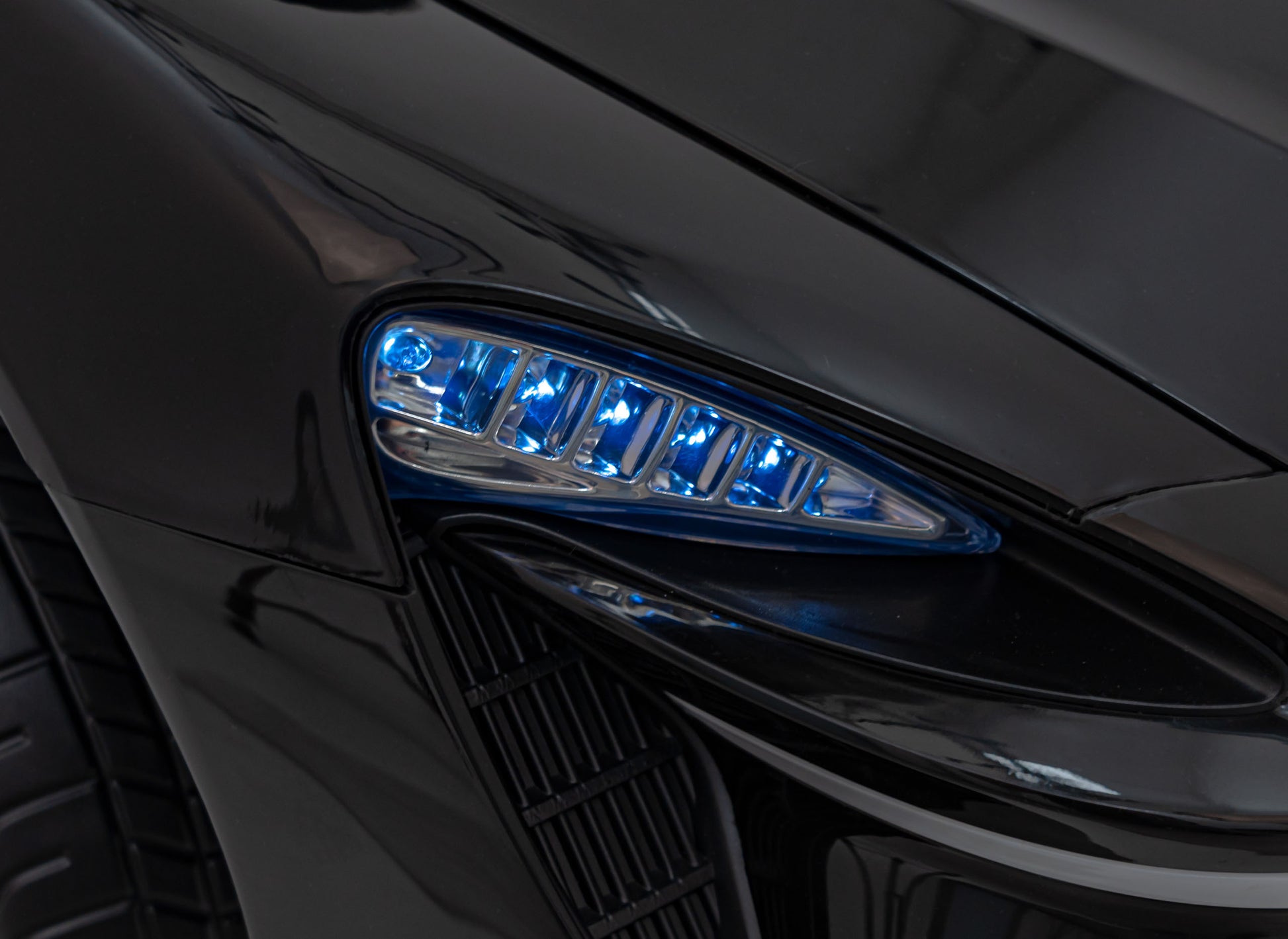 Licencirani auto na akumulator Mclaren Artura 4x4 - crni