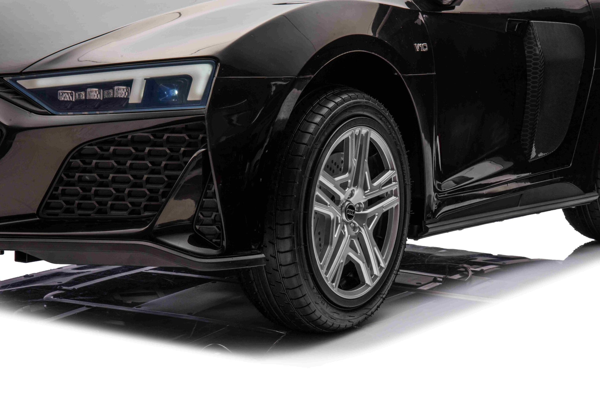 Licencirani auto na akumulator Audi R8 Spyder LIFT - dvosjed - crni
