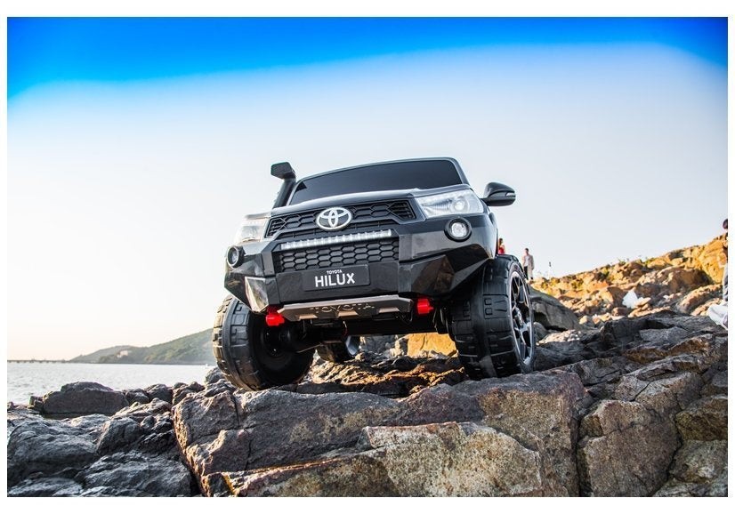 Licencirani auto na akumulator Toyota Hilux 4x4 - dvosjed - crni/lakirani