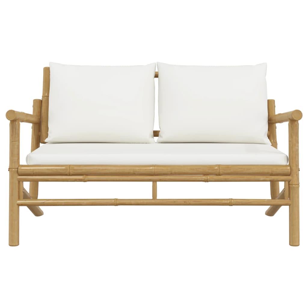 Vrtna klupa od bambusa s krem bijelim jastucima